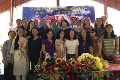 Chia tay giáo viên về hưu